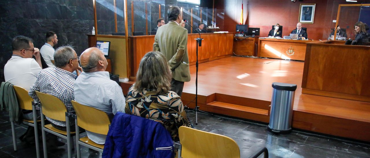 Juicio a alcaldes del del Jerte por vertidos ilegales de cerezas, este martes.