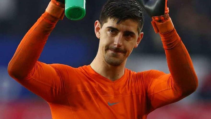 Courtois saluda a la conclusión de un partido con el Chelsea. // Efe