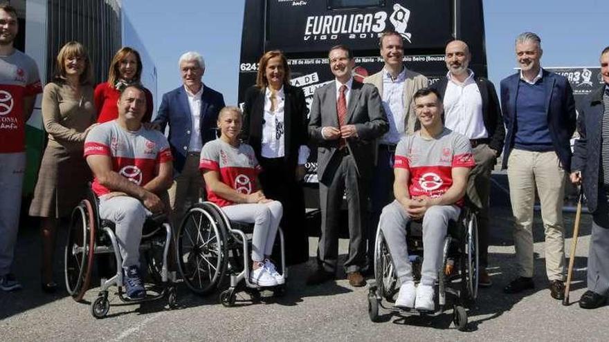 Representantes de club, instituciones y patrocinadores, con los autobuses de Vitrasa, ayer en un parking de Samil. // Alba Villar