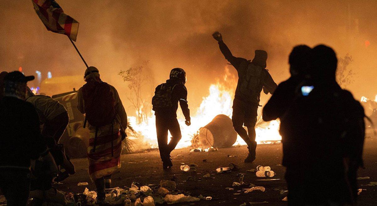 Disturbios en la plaza de Urquinaona de Barcelona en protesta por la sentencia del 'procés', el pasado 18 de octubre.