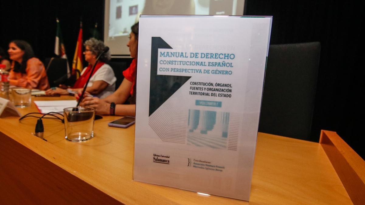 XVIII Encuentro Estatal de la Red Feminista 8 Presentación del Manual de Derecho Constitucional con perspectiva de género en Cáceres.