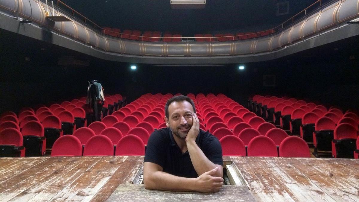 Albert Gràcia, en la caja del apuntador del teatro del Cercle Catòlic de Gràcia.