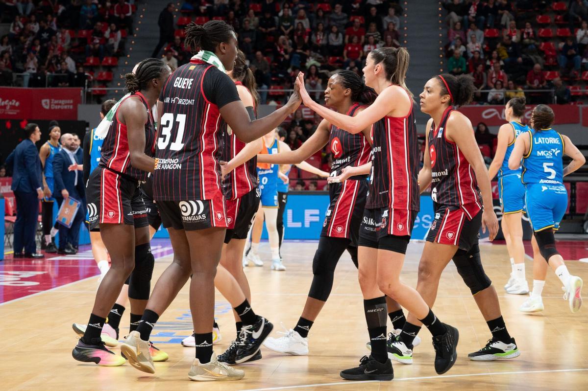 Aminata Gueye, en un tiempo muerto en el partido contra Movistar Estudiantes en el Príncipe Felipe.