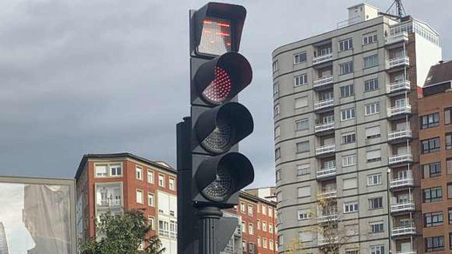 Prado y Hernández, ayer, junto al nuevo semáforo de la plaza de Castilla.