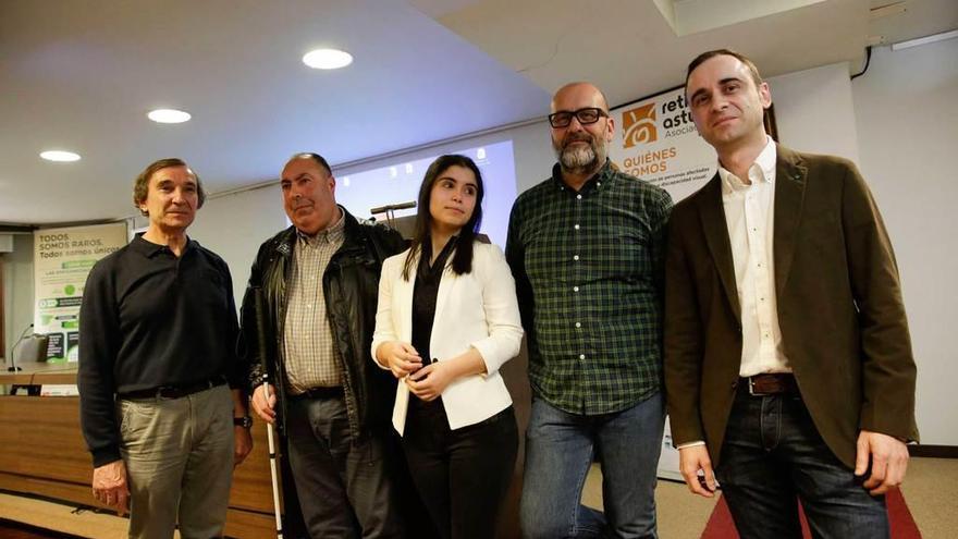 Por la izquierda, Roberto Martínez, Andrés Mayor (presidente de Es Retina Asturias), Carmen Rocío Corzo, Francisco José Rodríguez Díaz y Joaquín Castro, ayer, durante las jornadas científicas celebradas en Oviedo.