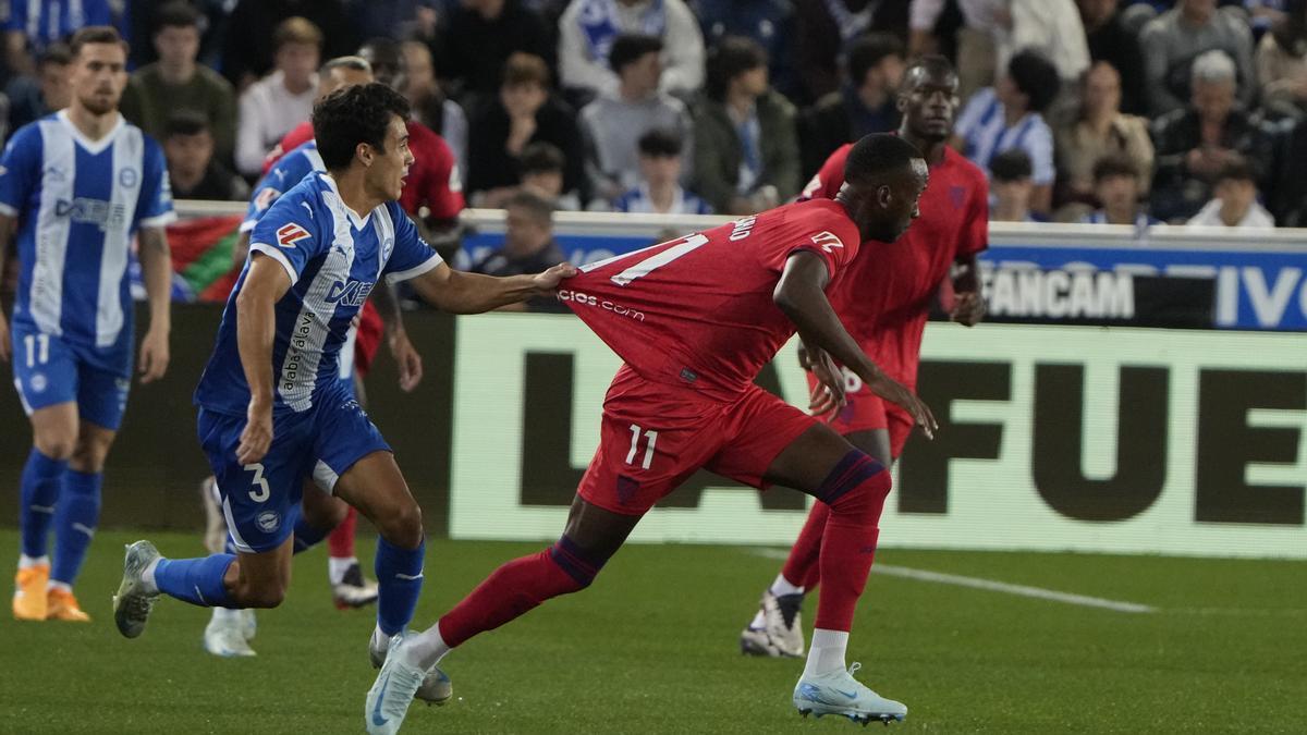 El defensa del Alavés Manuel Sánchez (i) disputa un balón ante el extremo belga Dodi Lukebakio del Sevilla.