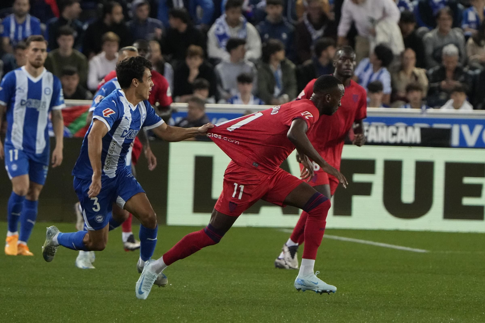 VITORIA-GASTEIZ, 20/09/2024.- El defensa del Alavés Manuel Sánchez (i) disputa un balón ante el extremo belga Dodi Lukebakio del Sevilla, durante el partido de la jornada 6 de LaLiga EA Sports, entre el Deportivo Alavés y el Sevilla FC que se disputa este viernes, en el estadio de Mendizorrotza de Vitoria-Gasteiz. EFE/ Adrián Ruiz Hierro