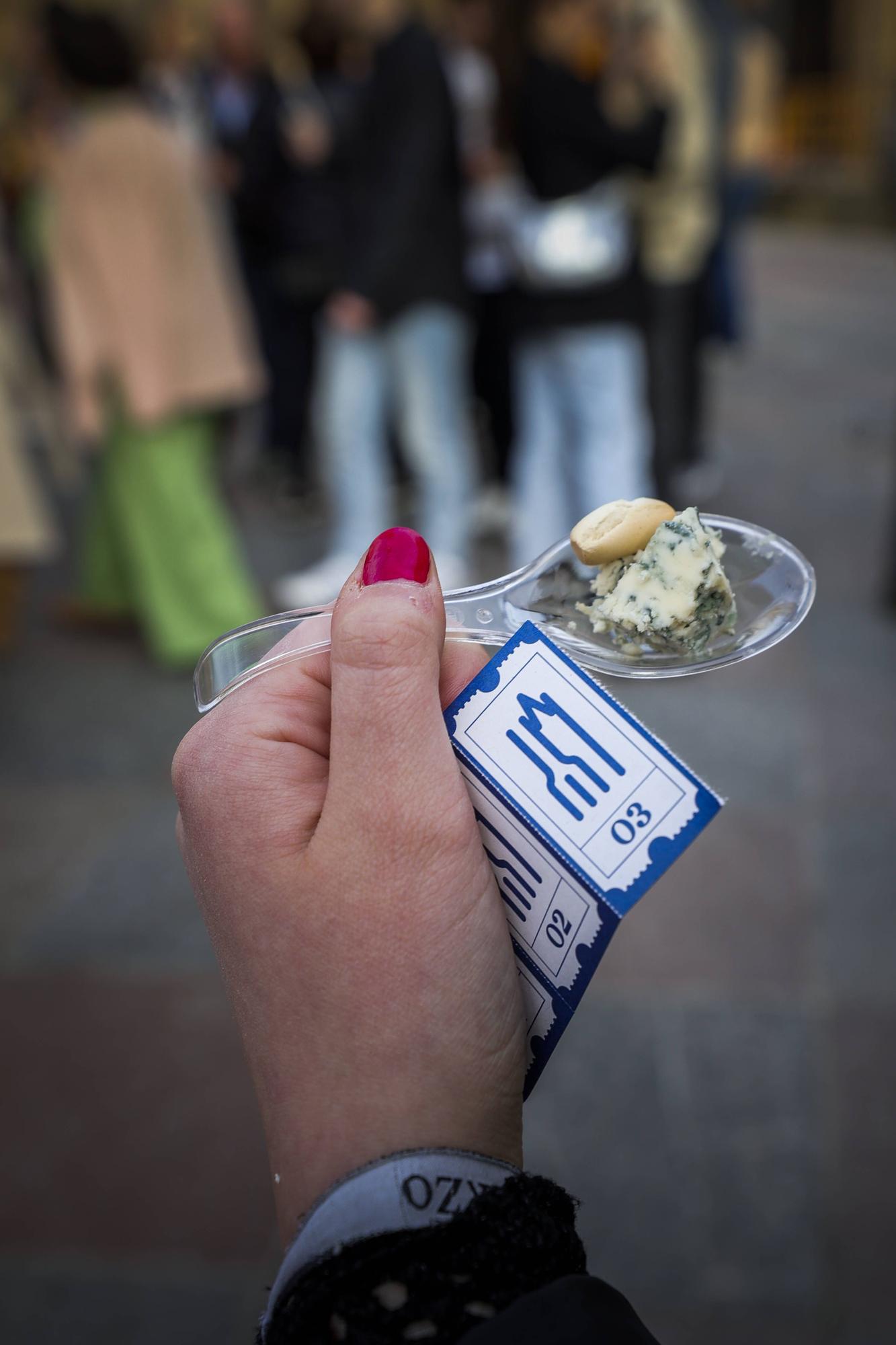 Así fue la cata de marcas asturianas de queso en la plaza de la Catedral 