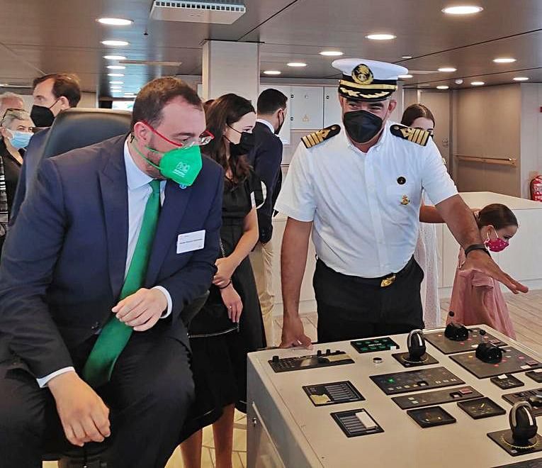 Adrián Barbón con el capitán del barco, Carlos Alonso Lugo, en el puente de mando. | Marcos León