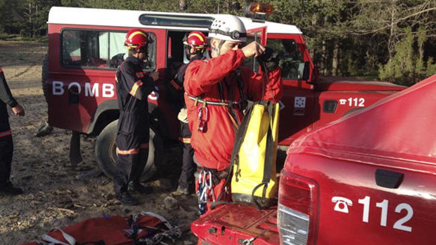 Bomberos de la Diputación de Castelló en el rescate de un montañero.