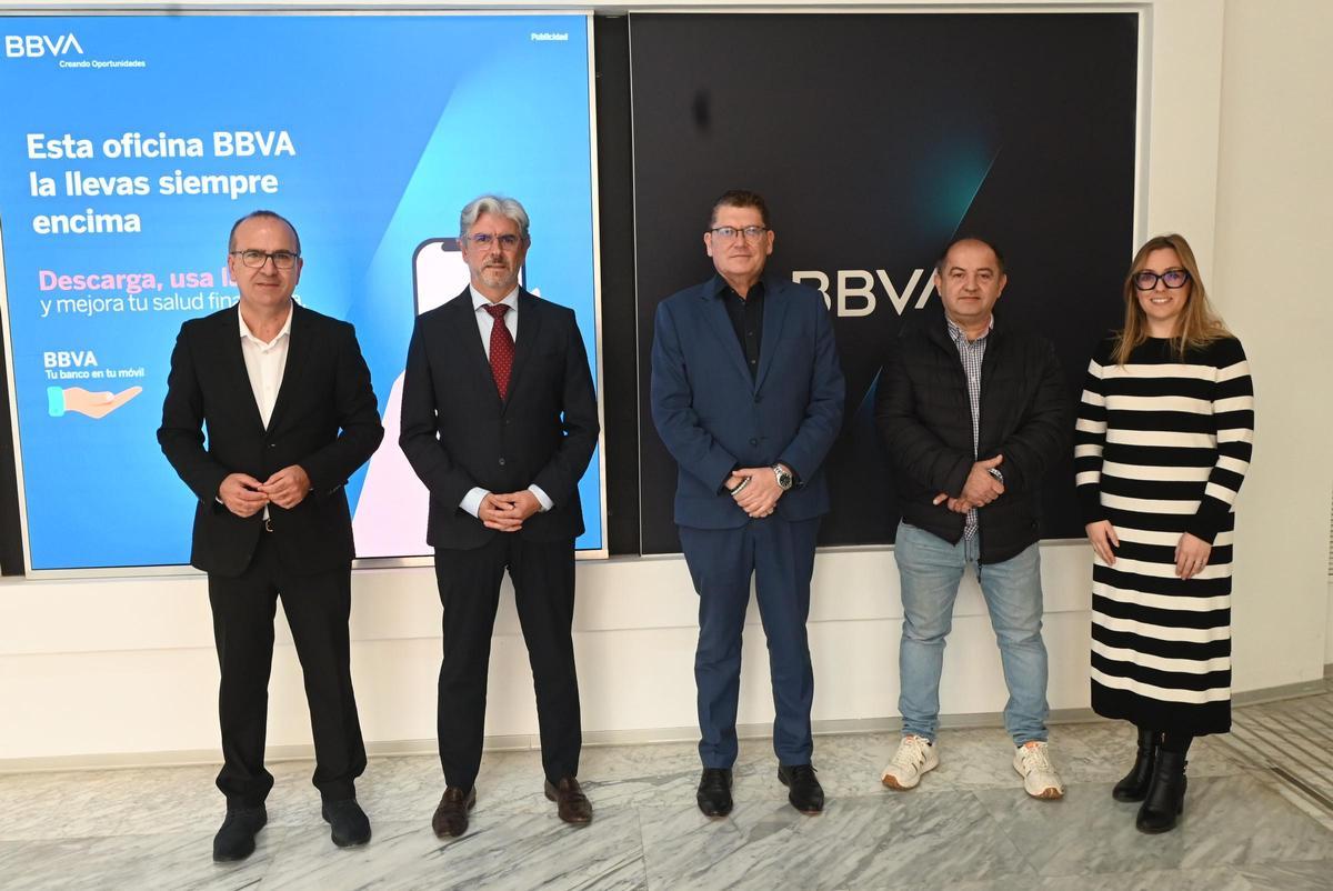 Báez, Carrasco, Carretón y Alcácer, junto a Cristina Pastor, en la sede de BBVA.