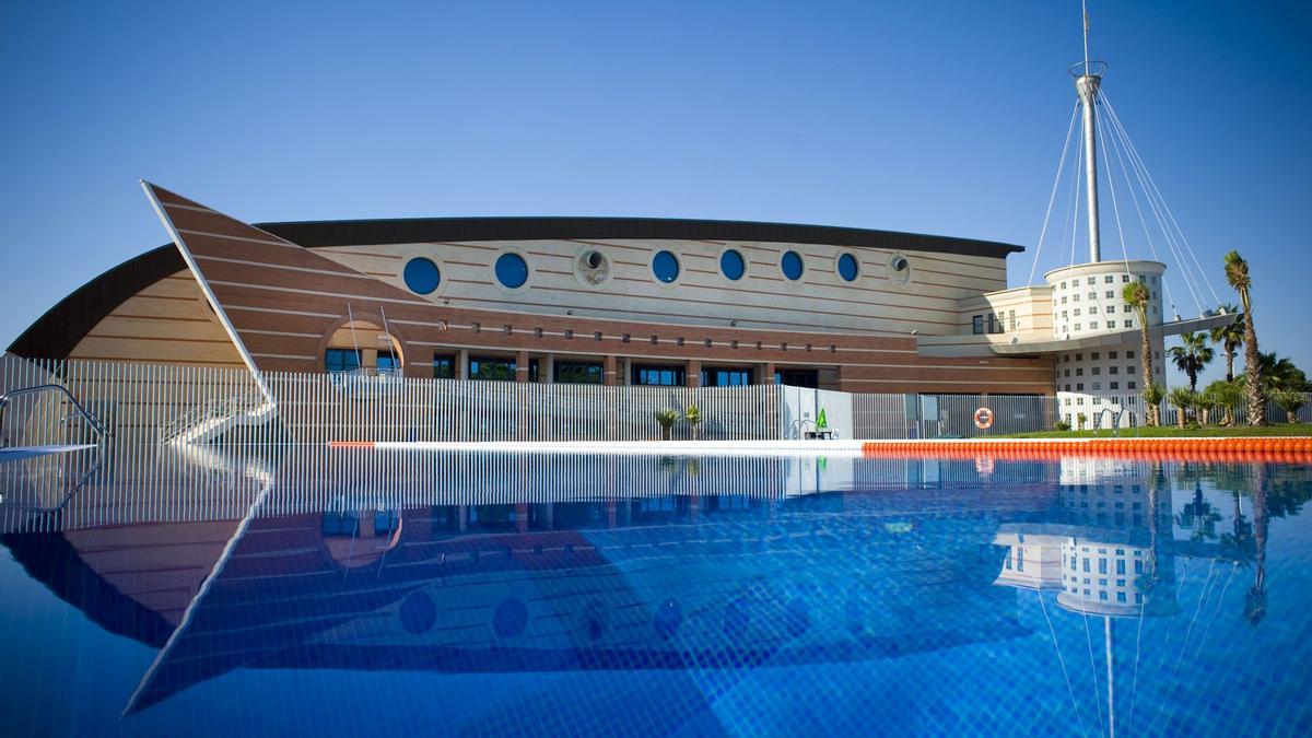 Imagen del Palacio de los Deportes y la piscina descubierta de la zona deportiva de Torrevieja
