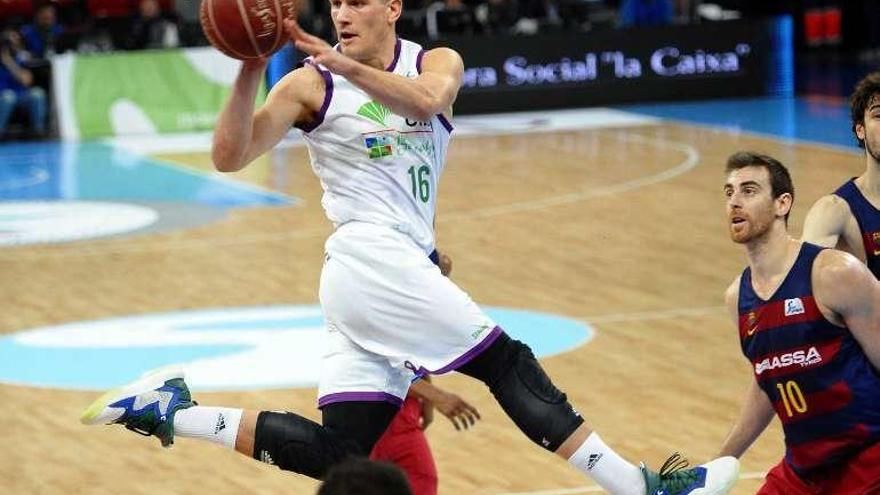 Nemanja Nedovic, en un espectacular salto.