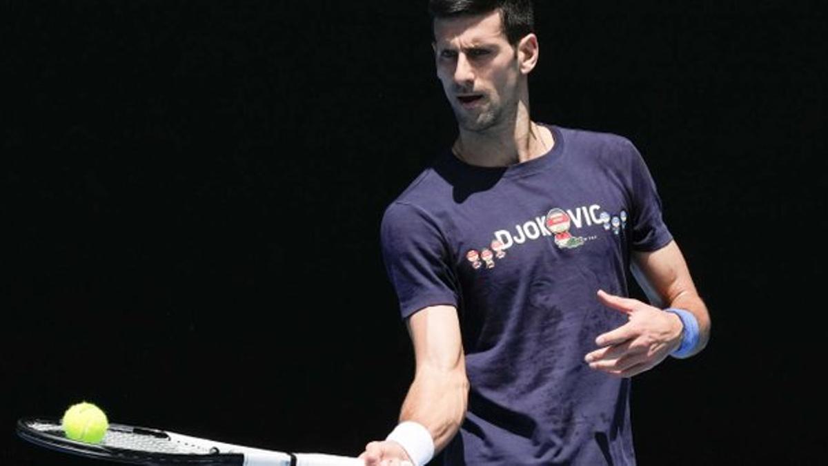 Djokovic se entrena en la Rod Laver Arena.