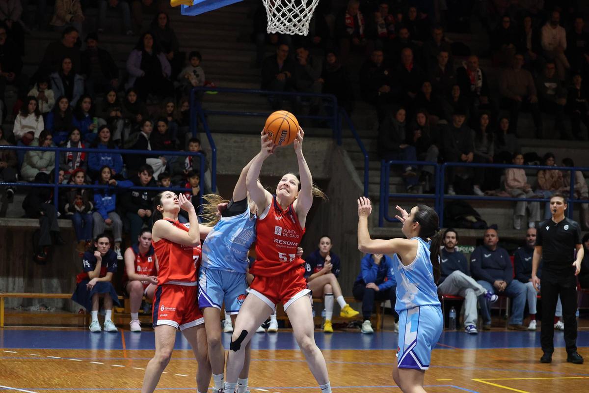 Brenda Fontana pugna bajo el tablero en un partido.