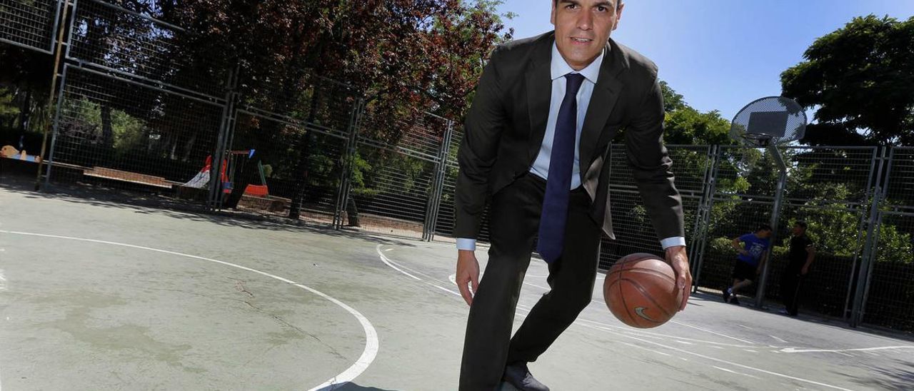 Pedro Sánchez, jugando al baloncesto en 2013.