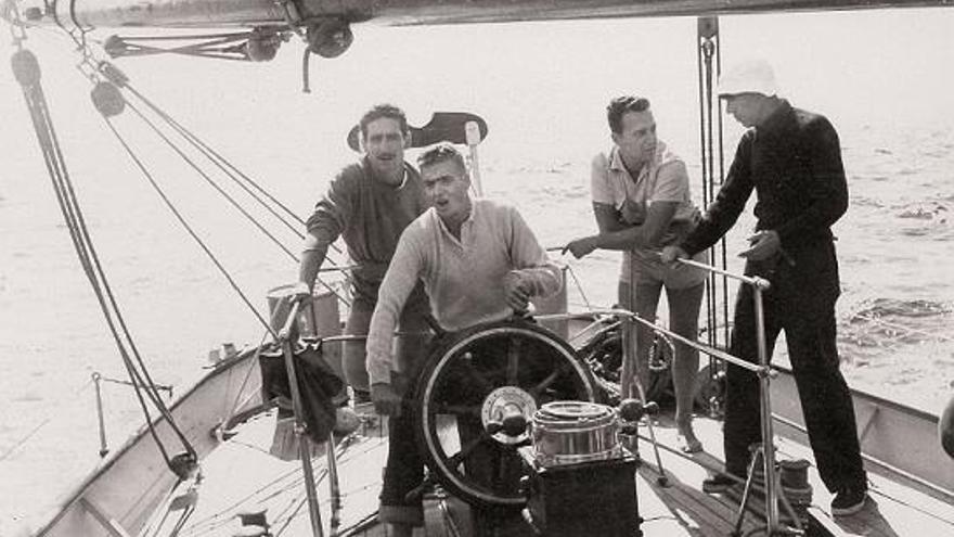 El Rey, de joven, con amigos pilotando un barco.