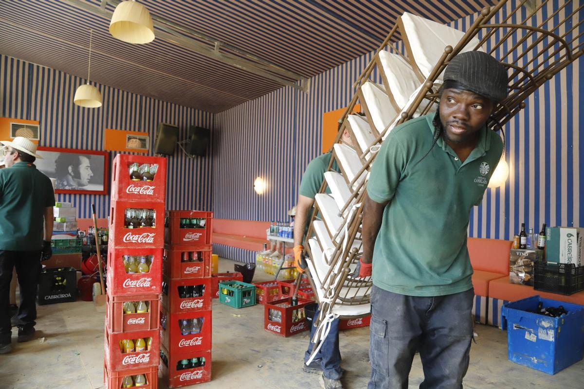 Tareas de montaje en una caseta de la Feria de Córdoba.