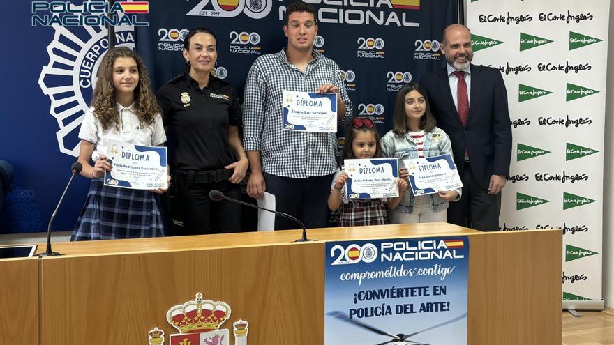 La Policía Nacional premia a los escolares Álvaro Ruz, María Indaray, Vega Gómez y Paola Rodríguez