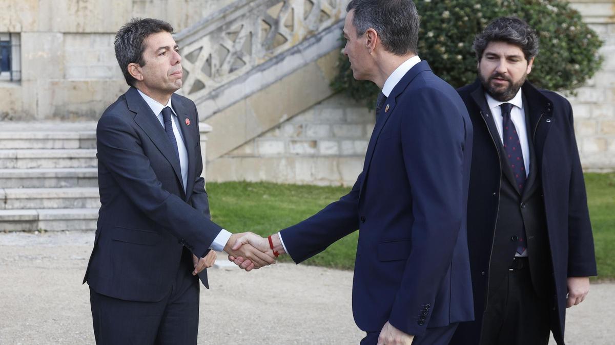 Pedro Sánchez y Carlos Mazón se saludan al inicio de la XXVII Conferencia de Presidentes, celebrada en diciembre en Santander.