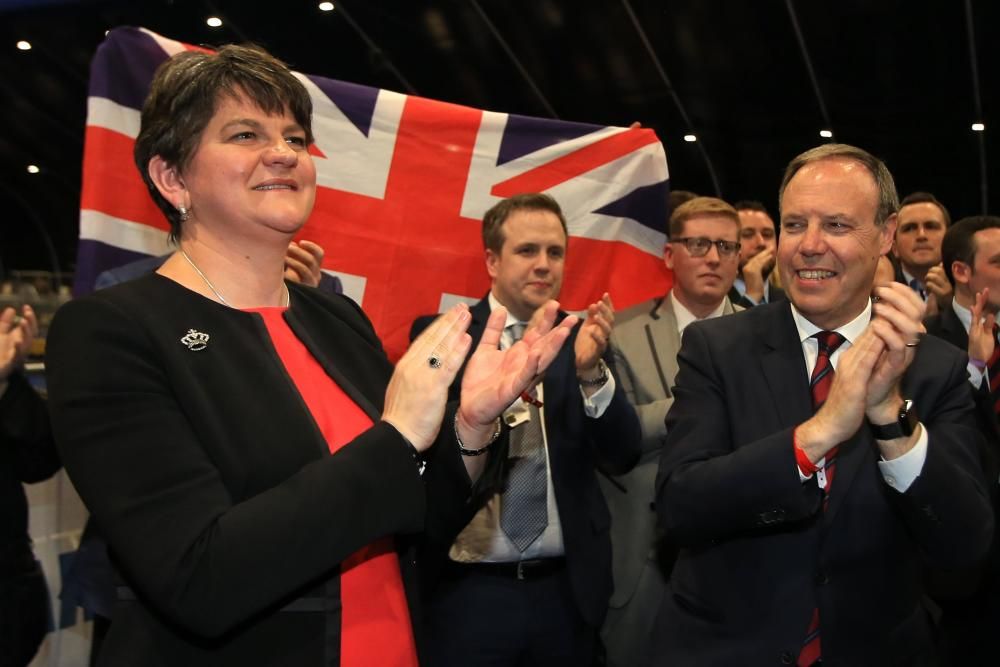 Arlene Foster, líder del Partido Unionista Democrático (DUP), celebra con su candidato del norte de Belfast, Nigel Dodds (d), después de ganar su asiento en Westminster en Belfast, Irlanda del Norte, Gran Bretaña.