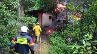 Bomberos evitan un desastre natural en La Palma al sofocar el fuego de una casa prefabricada en medio del monte