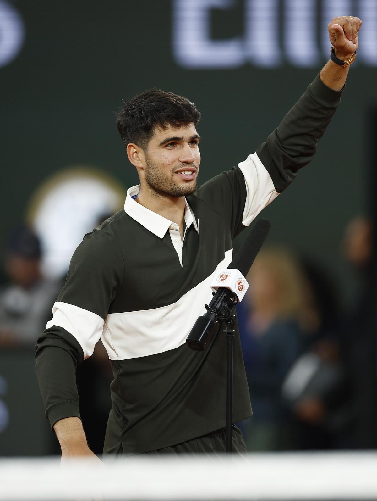 Alcaraz saluda tras su triunfo en semifinales de Roland Garros