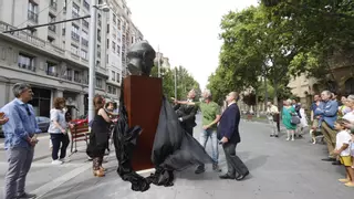 La Gran Vía de Santiago Ramón y Cajal ya cuenta con una escultura en bronce del científico español