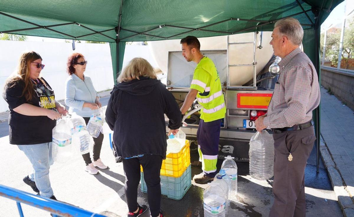 Vecinos de Pozoblanco llenan por última vez sus garrafas de agua del camión cisterna. | RAFA SÁNCHEZ