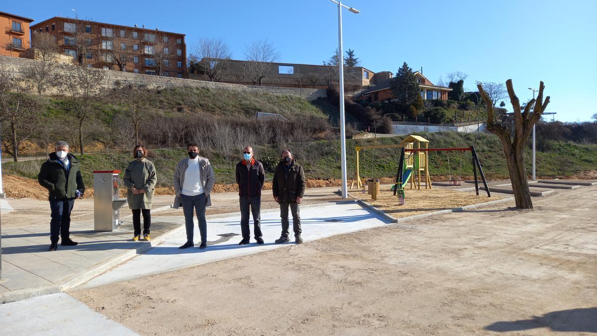 Autoridades, el ingeniero municipal y el responsable de la empresa adjudicataria inauguran el nuevo equipamiento