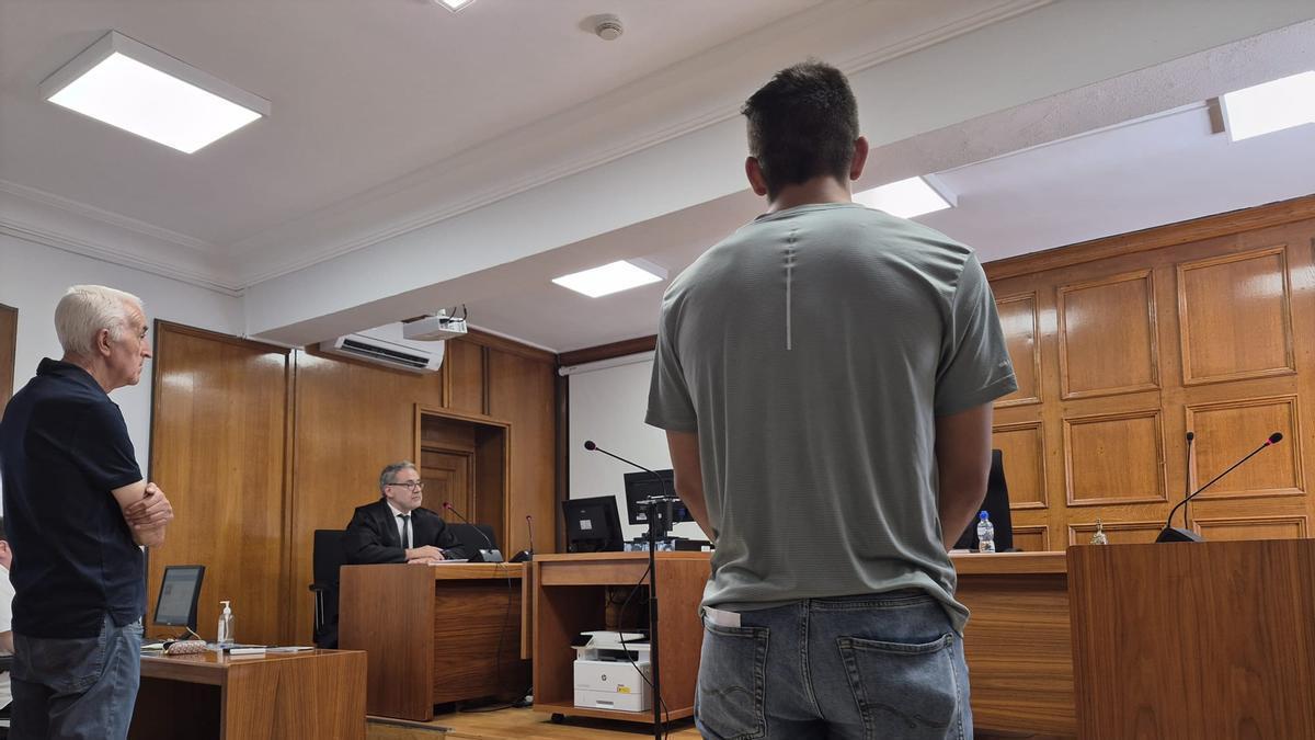 El joven condenado por el atropello en el juicio junto al peatón herido.