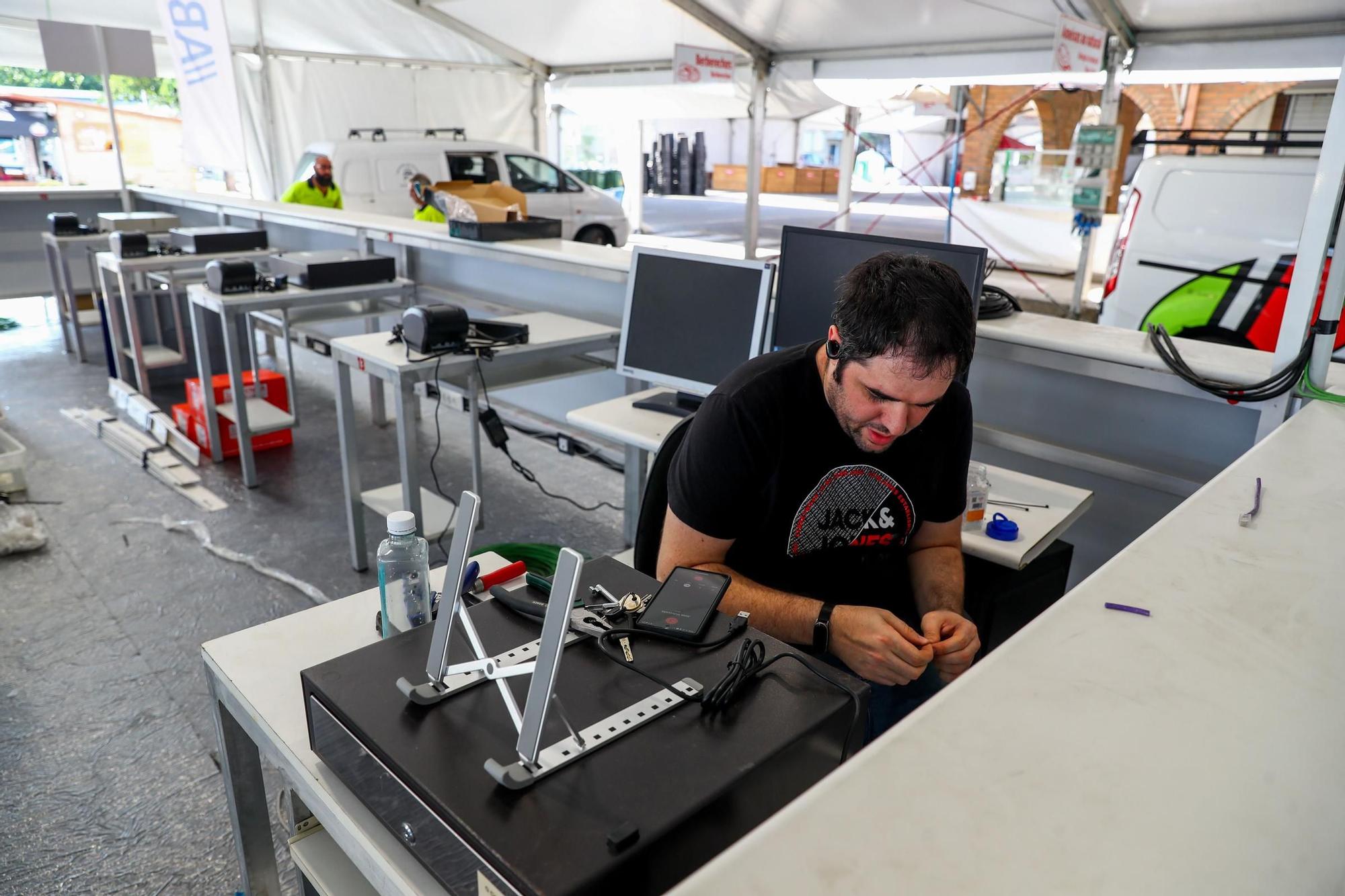 Los últimos retoques de la Festa do Marisco de O Grove.