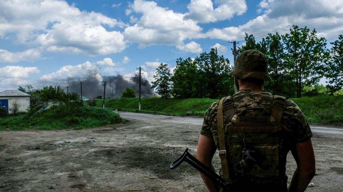 Un soldado de Ucrania en Lisichansk en el marco de la invasión rusa.