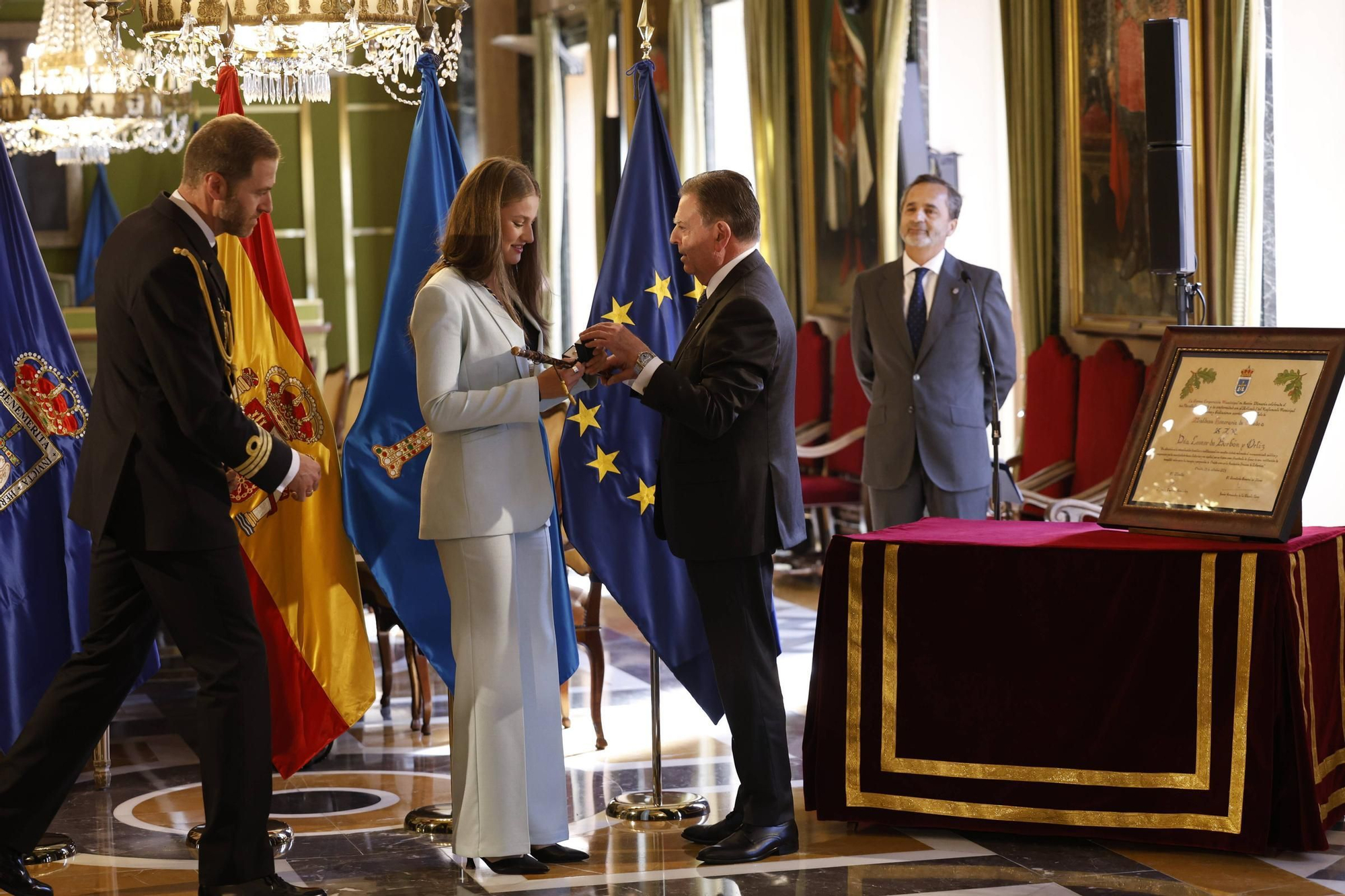La Princesa Leonor recibe el título de Alcaldesa Honoraria de Oviedo en salón del plenos del Ayuntamiento. 