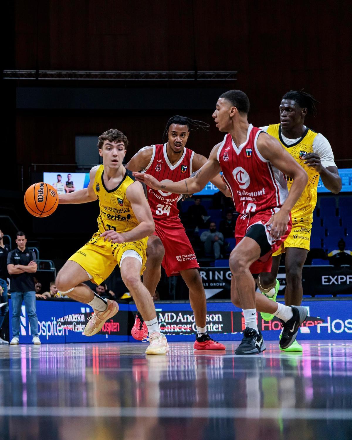 Carlos Alías, en un momento del partido en Tenerife.