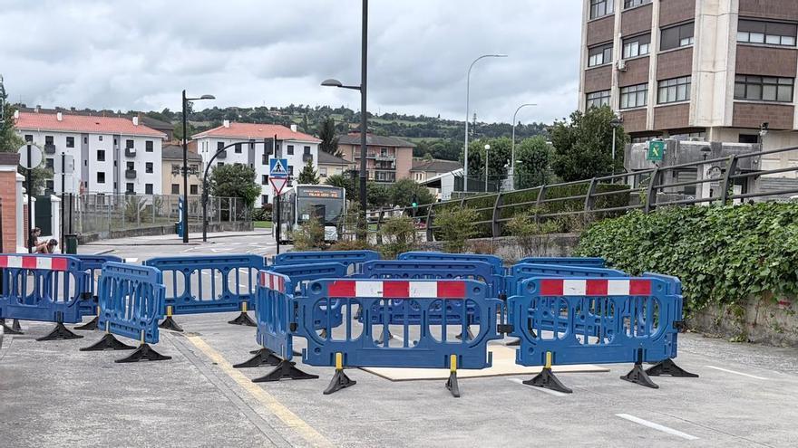 Un gran socavón mantiene cortados los accesos rodados a un importante barrio de Oviedo