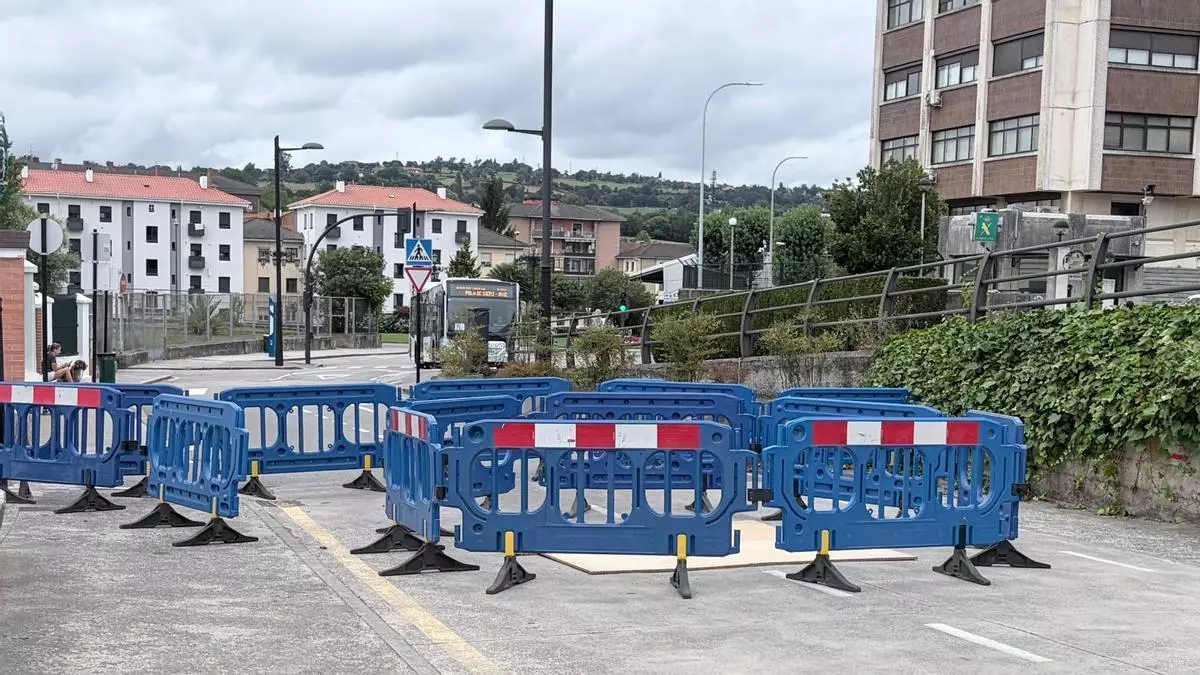Un gran socavón mantiene cortados los accesos rodados a un importante barrio de Oviedo