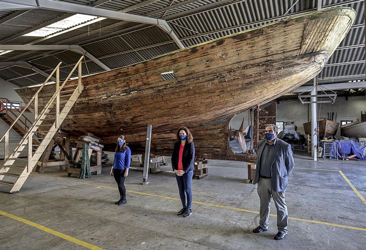Aurora Ribot (i) y Catalina Cladera ayer junto a Josep Manchado, director insular de Medi Ambient. | B.RAMON