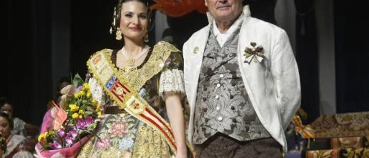 Alzira pone trono a su reina fallera