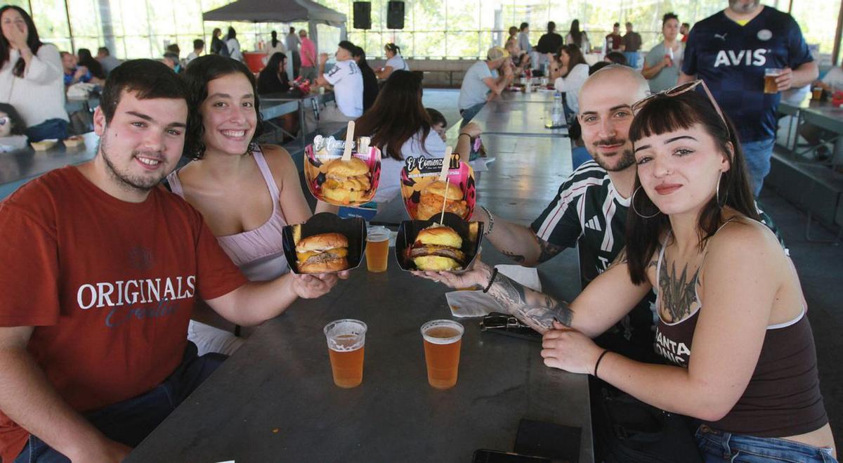 Un grupo de amigos disfruta de sus hamburgesas.