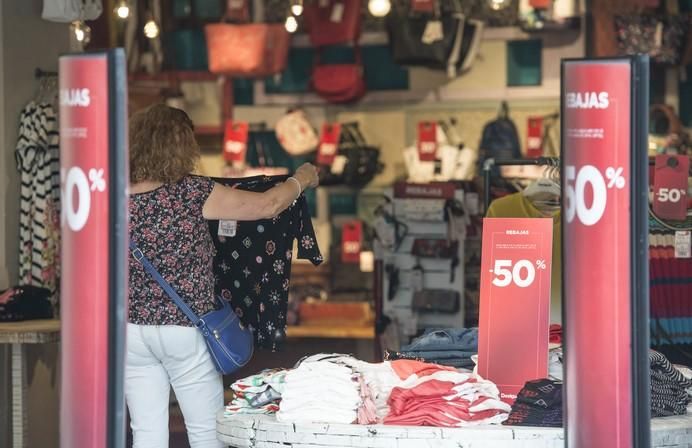 LAS PALMAS DE GRAN CANARIA A 30/06/2017. Rebajas de verano en las tiendas de la zona comercial de Triana. FOTO: J.PÉREZ CURBELO