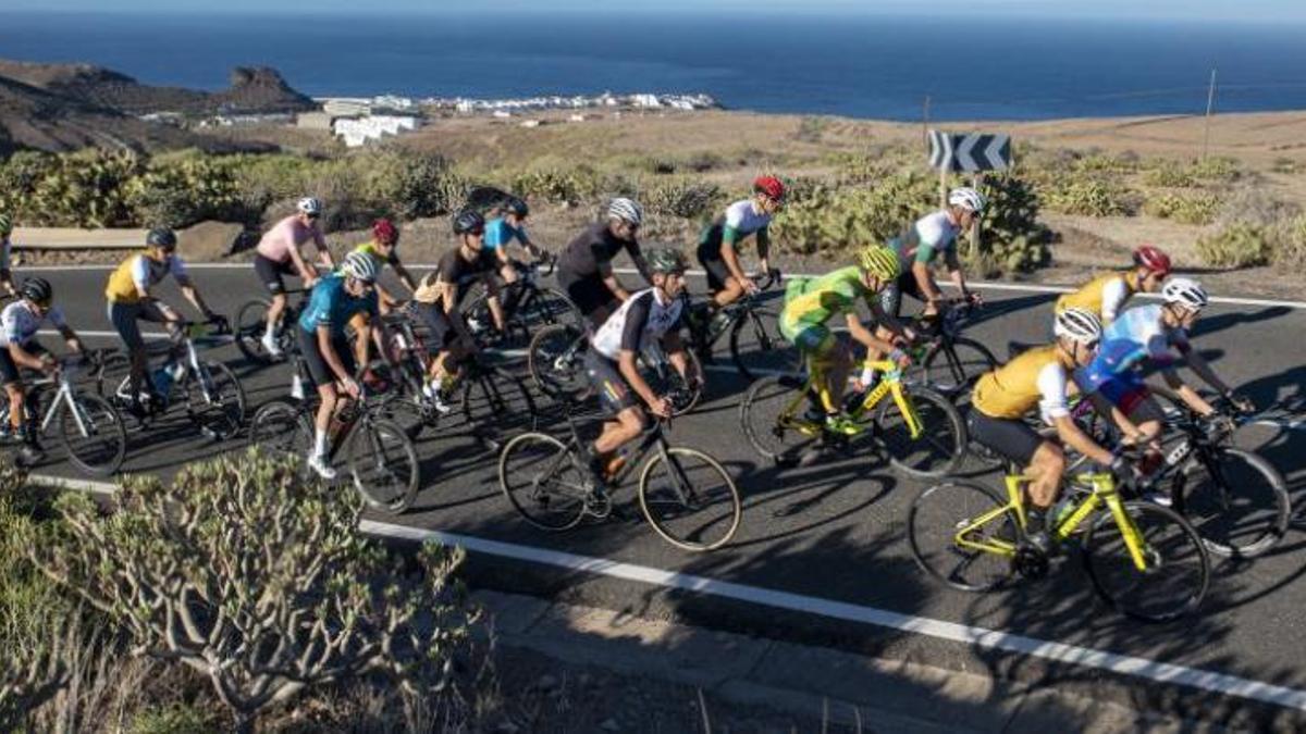 La serpiente multicolor marchando por las carreteras de la isla.