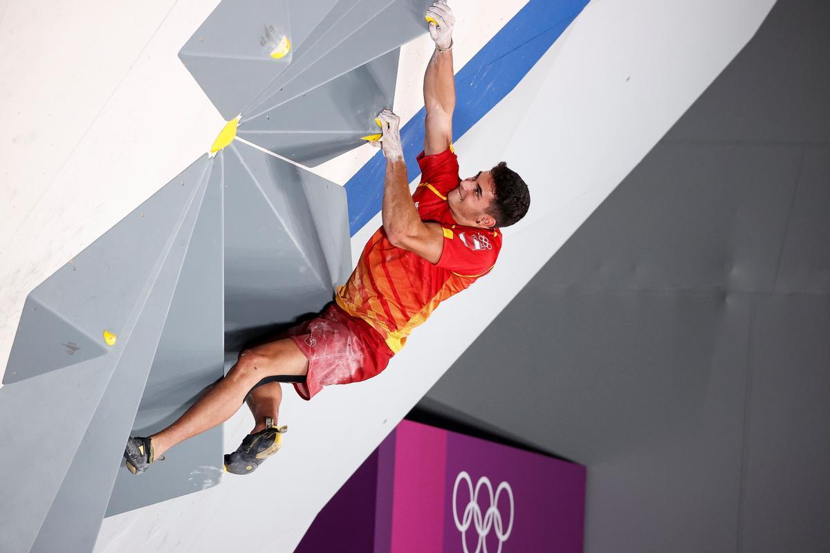 EL ESPAÑOL ALBERTO GINES LOPEZ, PRIMERA MEDALLA DE ORO OLIMPICA DE ESCALADA DEPORTIVA, DURANTE LA FINAL DE LOS JUEGOS OLIMPICOS DE TOKIO 2020.