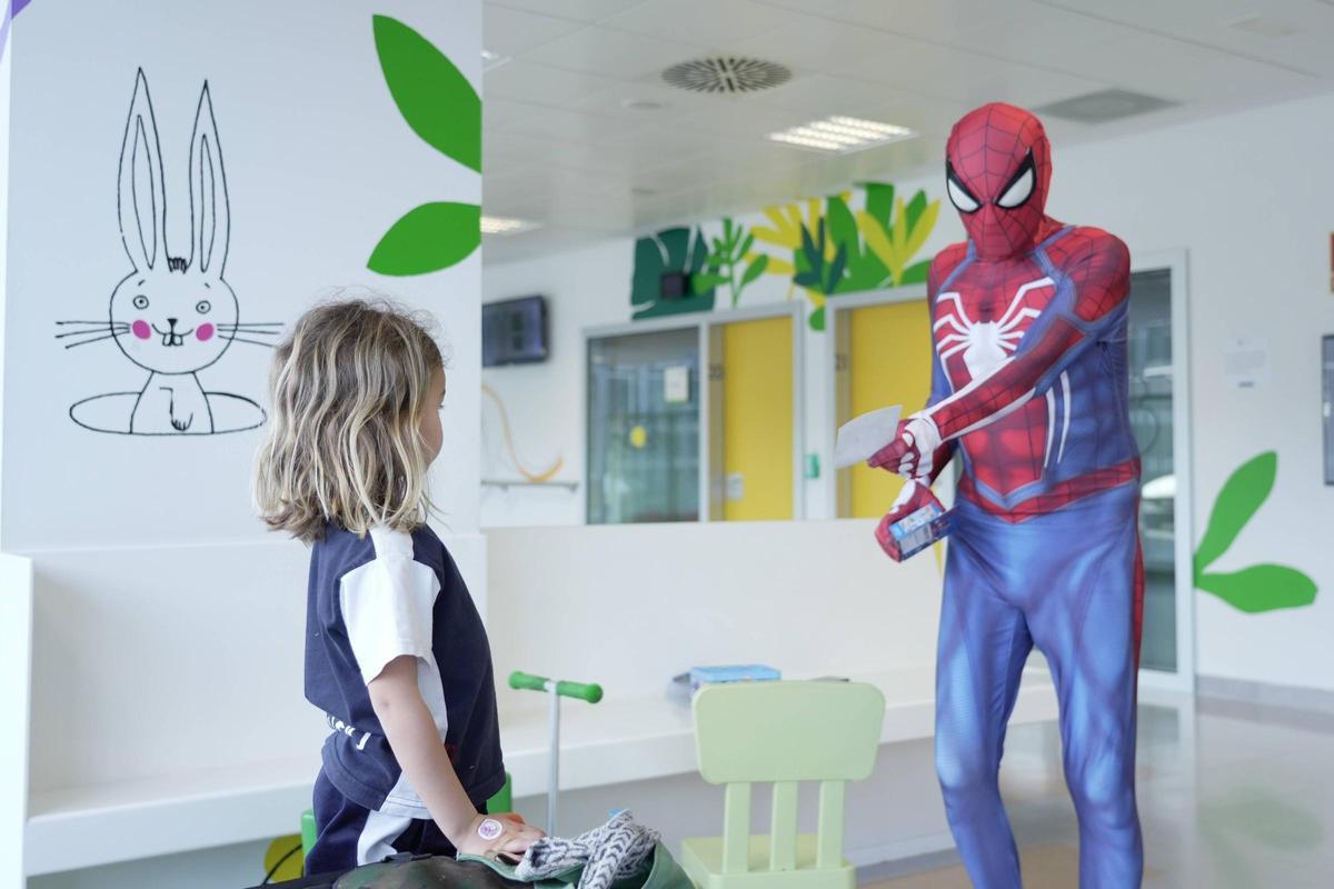 Santiago Jiménez, convertido en doctor Spiderman en el HUCA