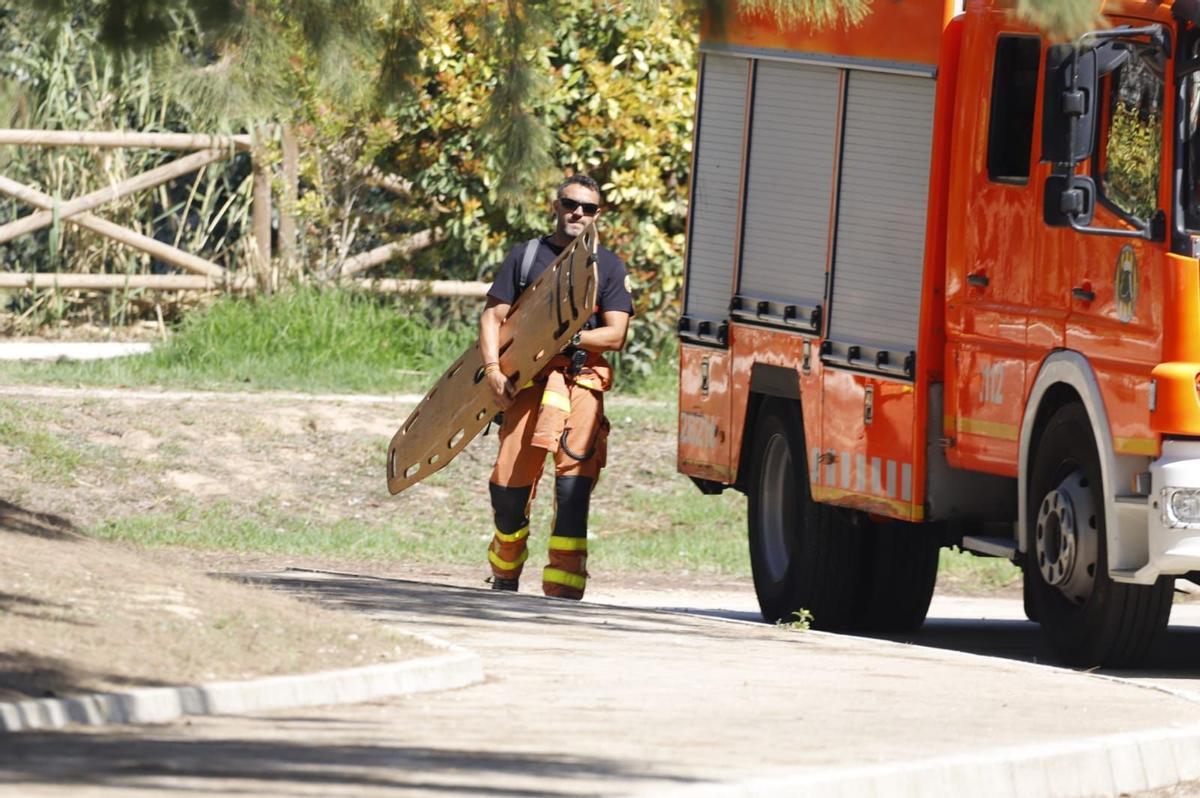 Un bombero traslada una camilla.