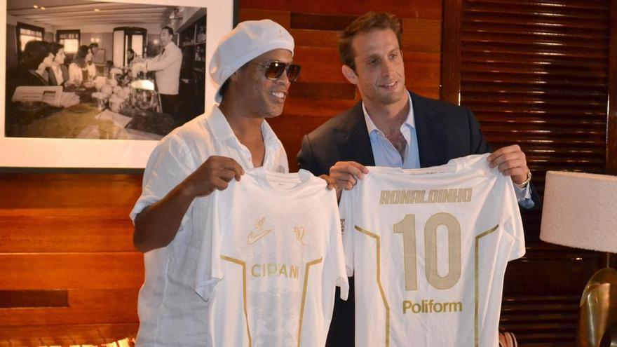 Ronaldinho, amb 46 anys, aterra a Itàlia per a la seva presentació com a nou jugador del Ravenna