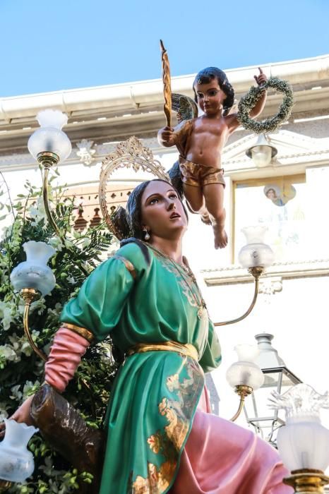 Miles de fieles han acompañado la imagen de Santa Águeda hasta su ermita en un camino jalonado por puestos de dulces