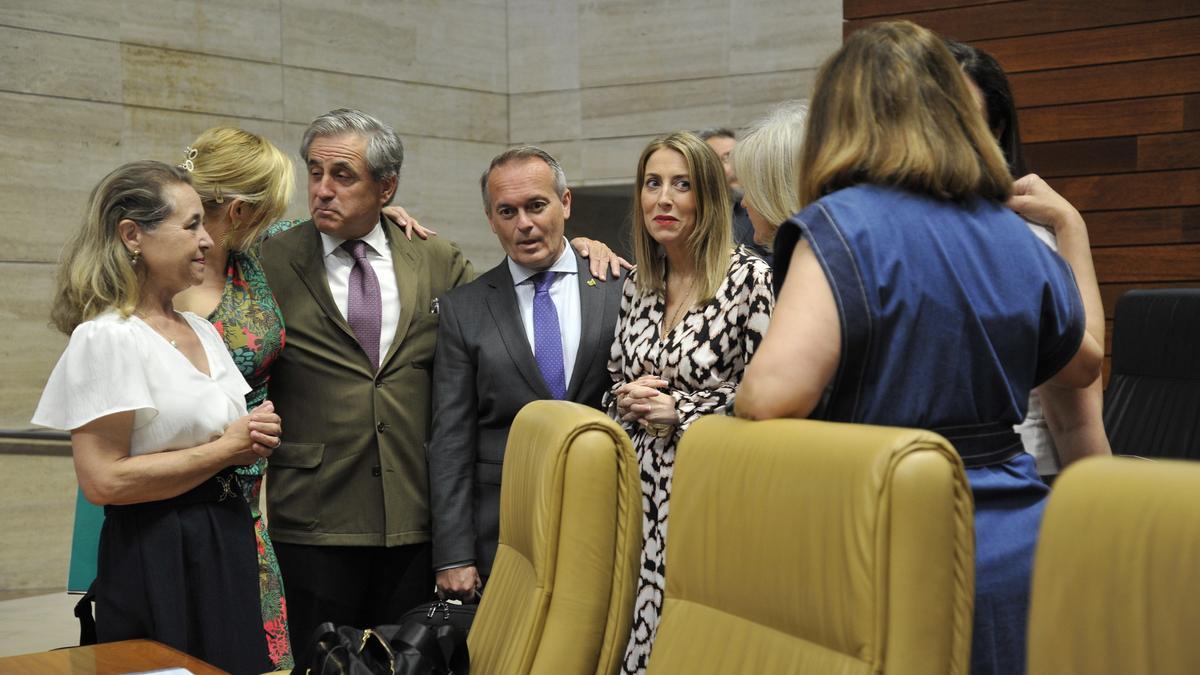 María Guardiola, arropada por sus consejeros en el pleno de la Asamblea.