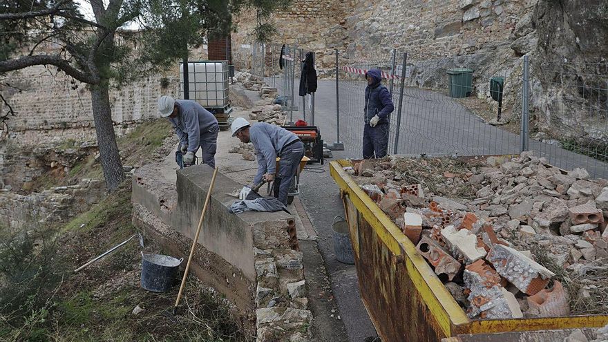 Inicio de los trabajos junto al acceso principal al Castillo de Sagunt. | DANIEL TORTAJADA