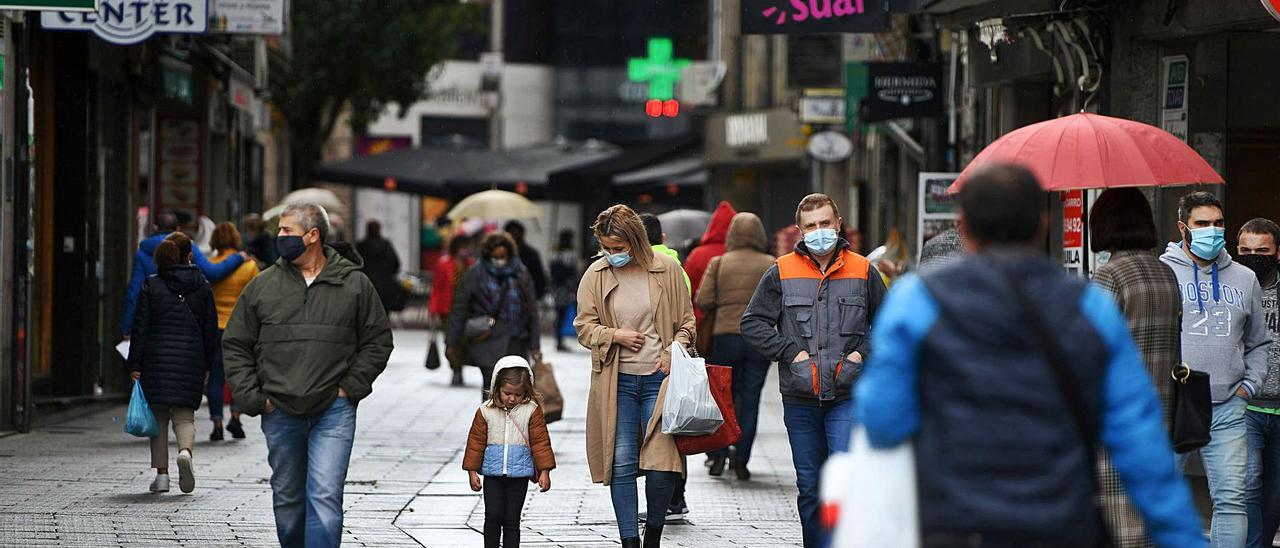 Gente caminando por el centro de Pontevedra, el municipio con más casos de Covid del área sanitaria. |   // GUSTAVO SANTOS